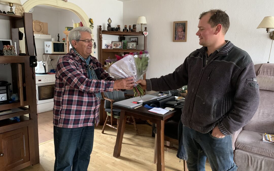 Omkijken naar bewoners